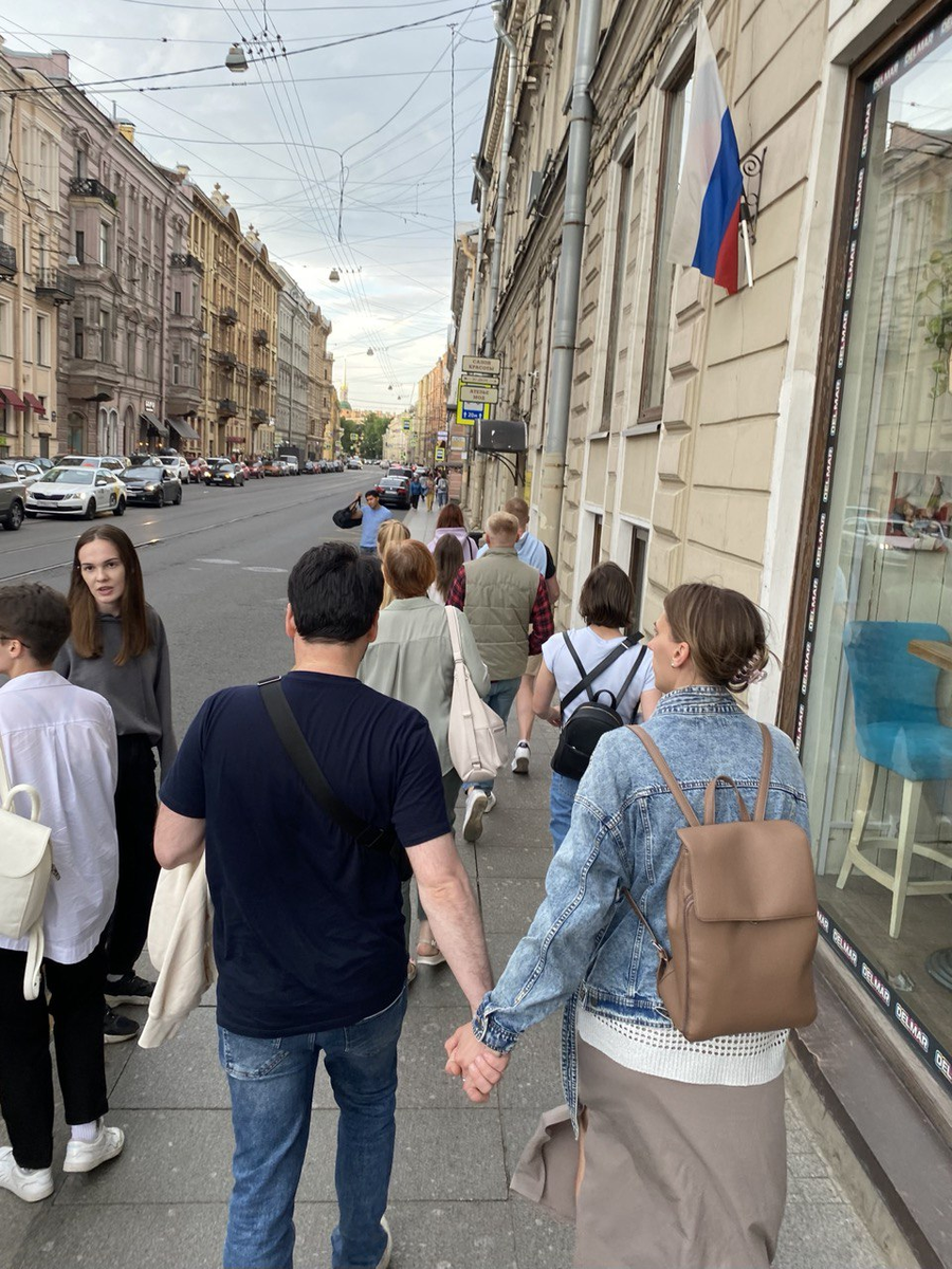 Фото из личного архива: гид ведет толпу ко входу на локацию