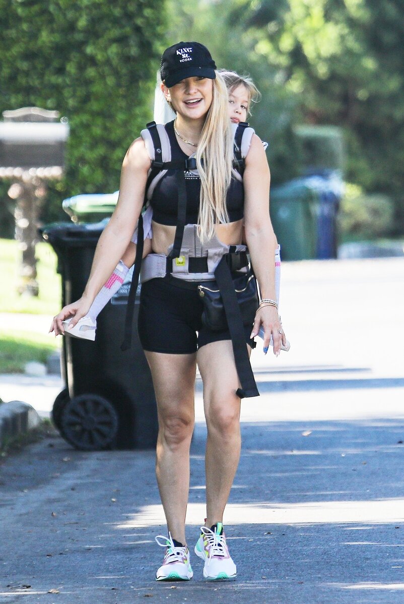    Кейт Хадсон с дочерью на прогулкеLegion-Media