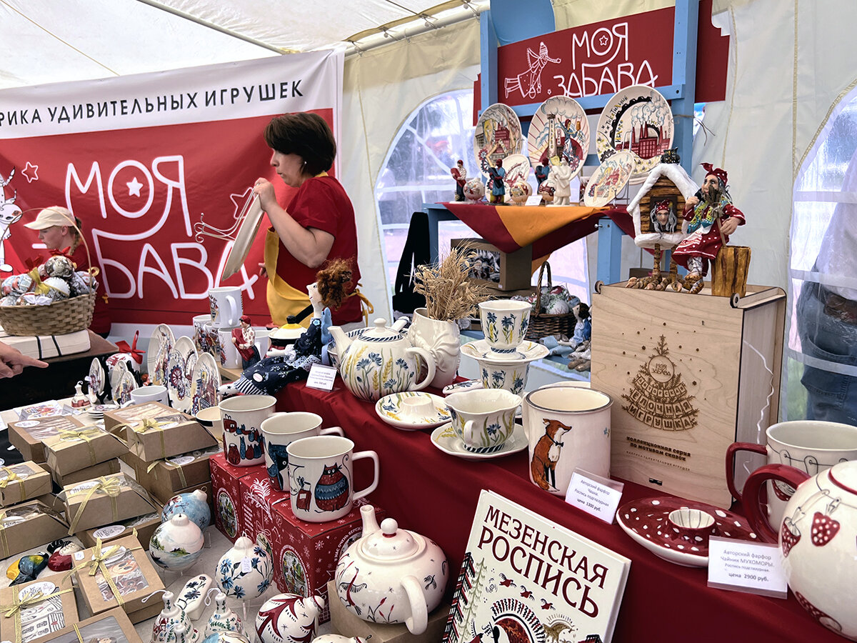 Прилавок фабрики удивительных игрушек на Дне города. Фото автора. Листайте галерею, чтобы увидеть больше