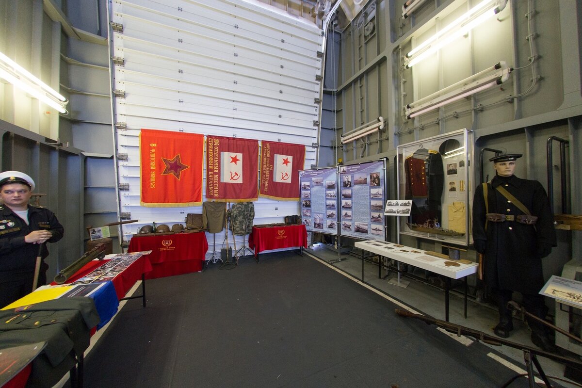 Вертолётный ангар БДК "Иван Грен" / ОСК 