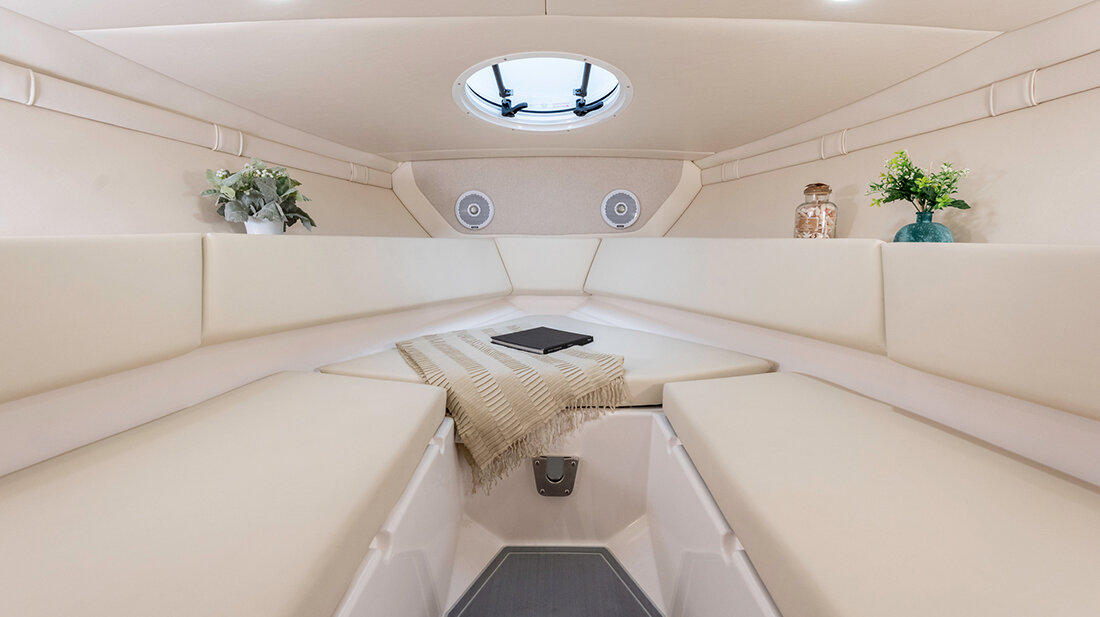 Трансформируемая носовая каюта на катере Regal LS4C длиной 7,5 м