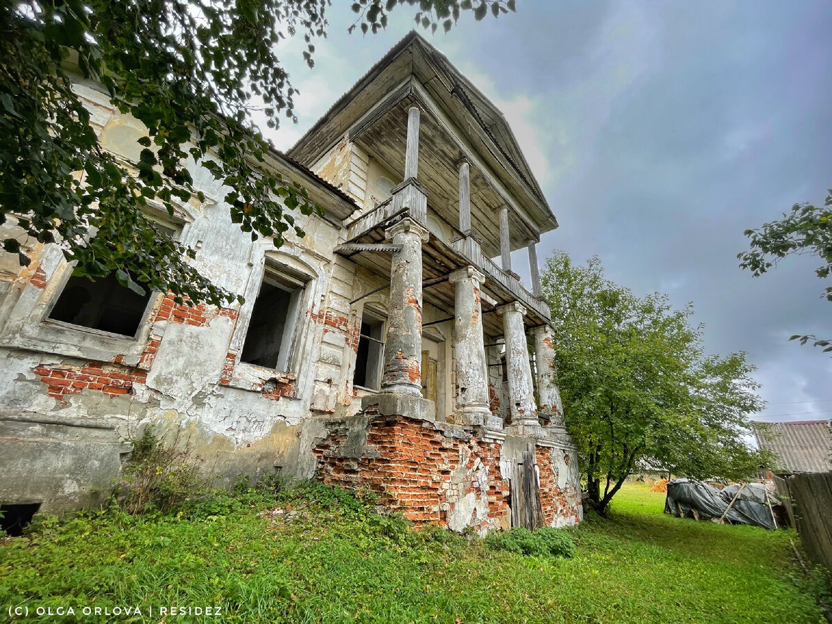 Снять общей панорамой невозможно, т.к. со всех сторон застроена деревенскими домами почти вплотную.