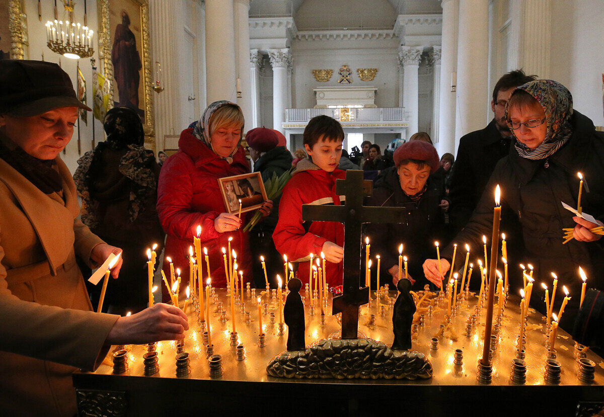 Поминальный стол в храме. Поминальная Трапеза. Поминальное шествие. Поминальный обед на 40 дней. Что говорят на поминках за столом