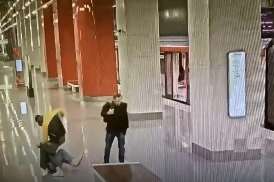     Неадекват набросился на подростка в вагоне, а затем вышел за ним на станции  МВД Медиа