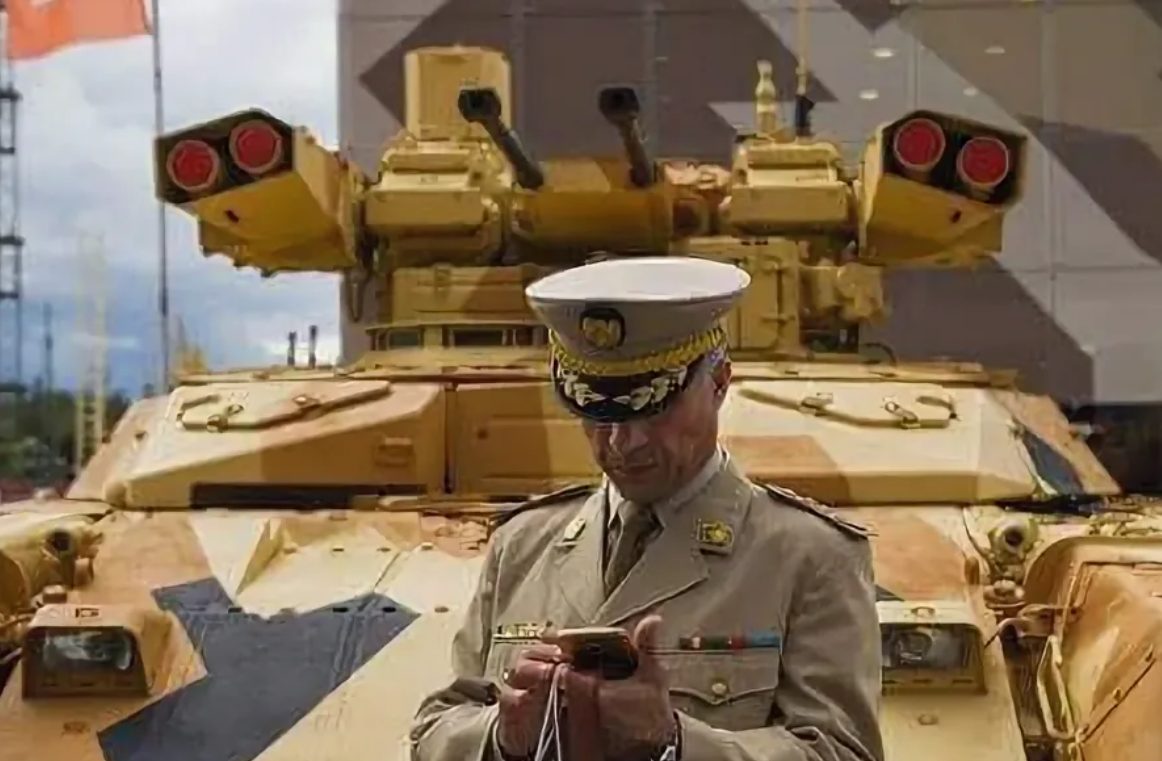 В Алжире любят российскую военную технику и у них много нефти и газа. Этого более чем достаточно, чтобы стать врагом США. Алжирский генерал на фоне БМПТ "Терминатор". Фото агентства APS