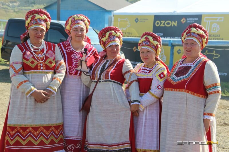 Я- вторая слева. Зажигаем на Красноярской краевой ярмарке