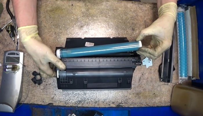 Фото 31. Устанавливаем новый фотобарабан. Устанавливаем металлический фиксатор фотобарабана, который мы снимали на фото 12