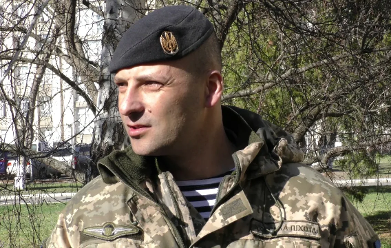 Вон, этот коварный тип.