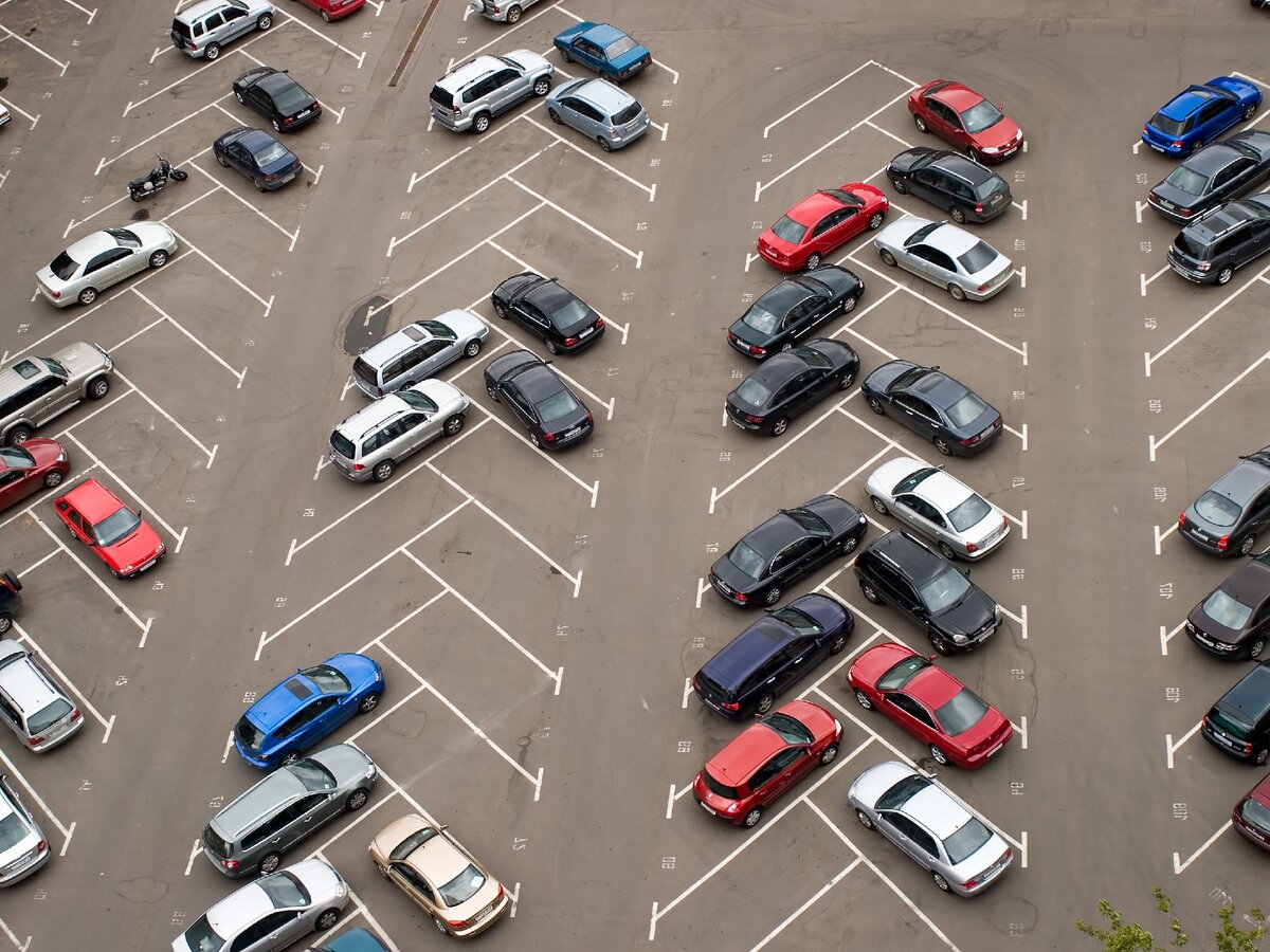 Обычное фото, обычной стоянки. И не так то много белых машин, да?