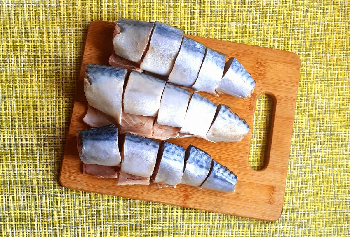 Каждую рыбину нарежьте на 5-6 кусочков