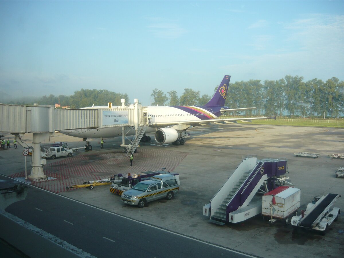 Посадка через рукав с левого борта самолета (фото автора)