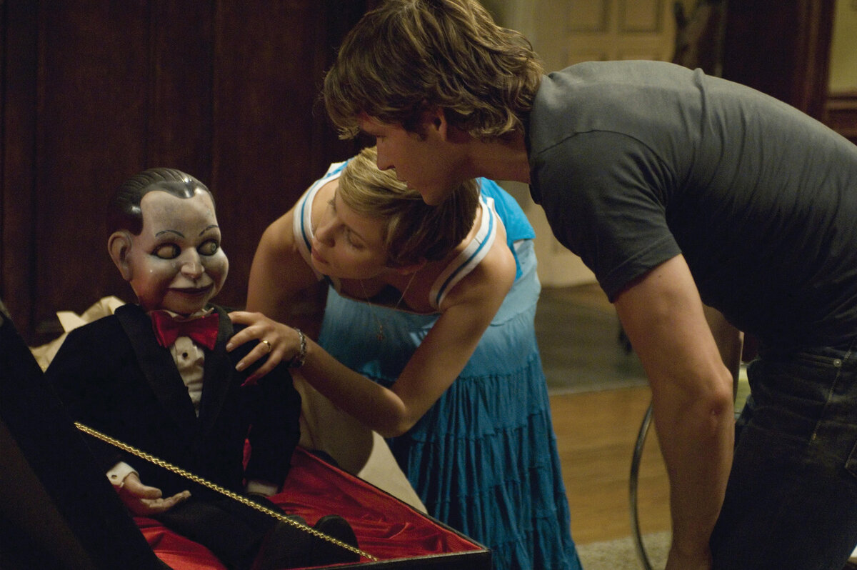 Джейми и Лиза открывают посылку.