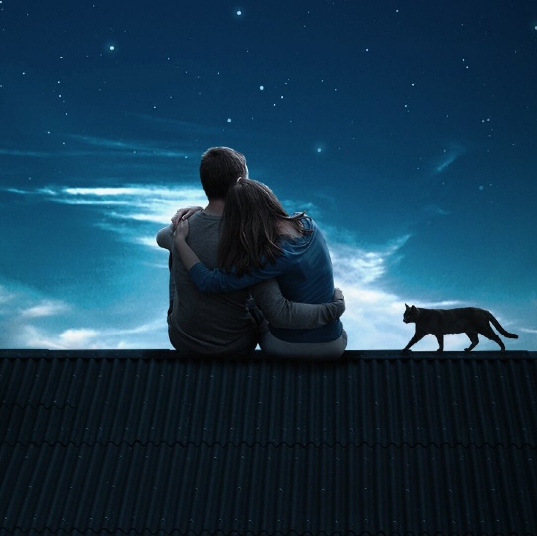 в горах на скалах о беспутствах мечтая. закат двое влюбленных. двое под звездами. обнимаю синее небо. поцелуй в небе.