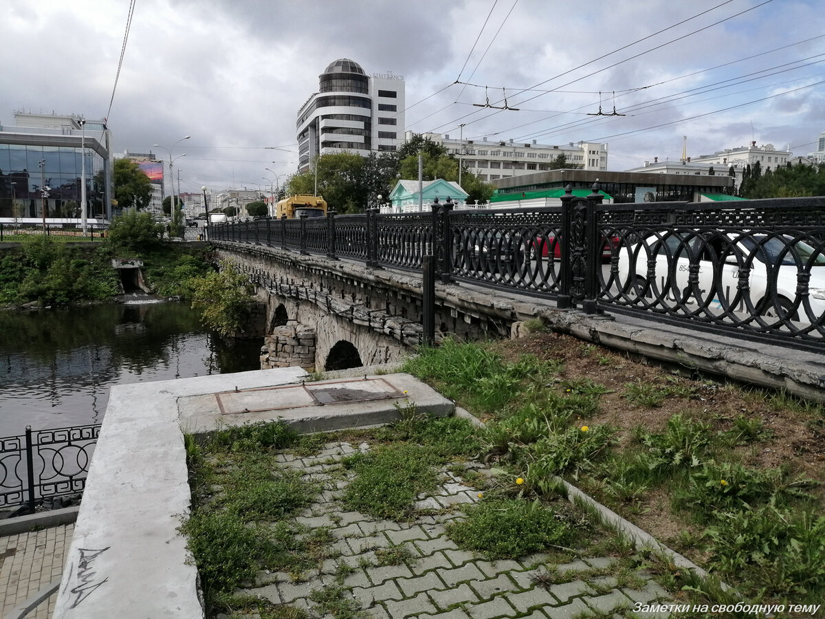 Спускаемся левее моста