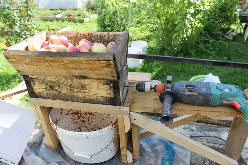 процесс пошел! дроблю яблоки для отжима сока