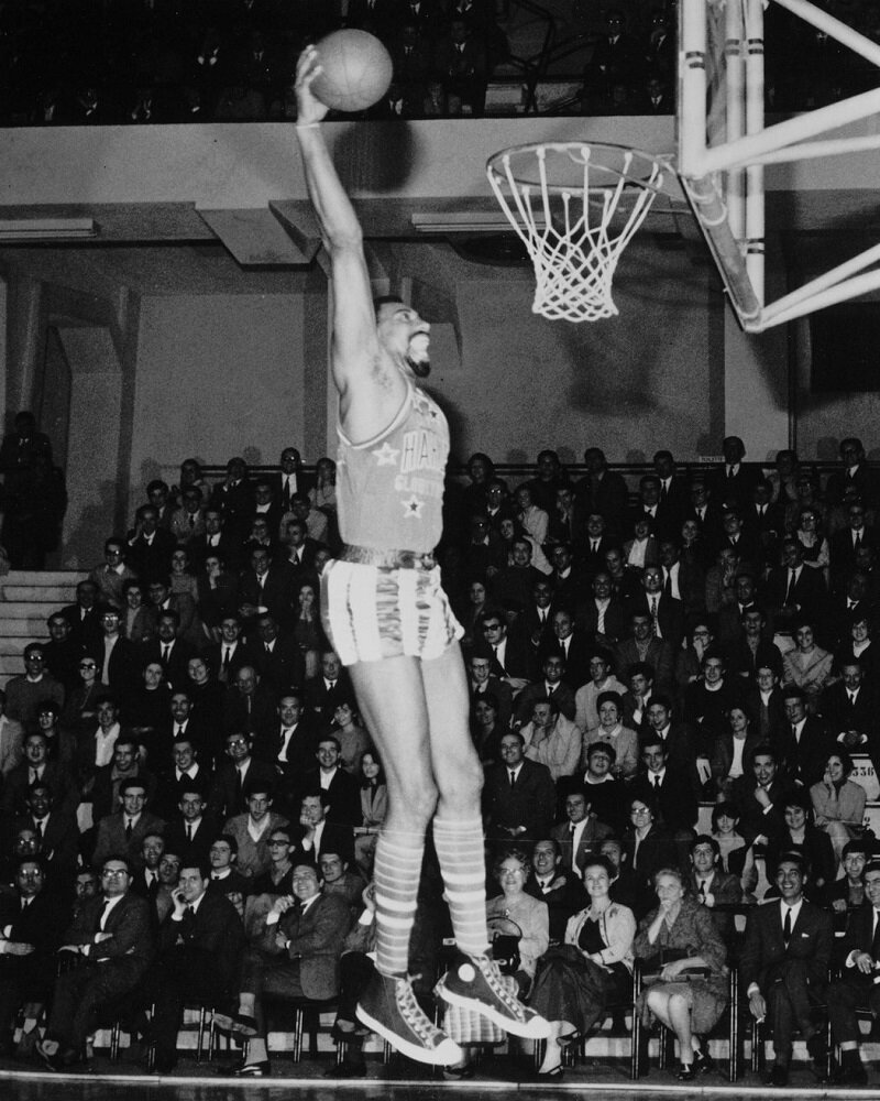 Уилтон Чемберлен-первый игрок, забивший сверху в официальных играх