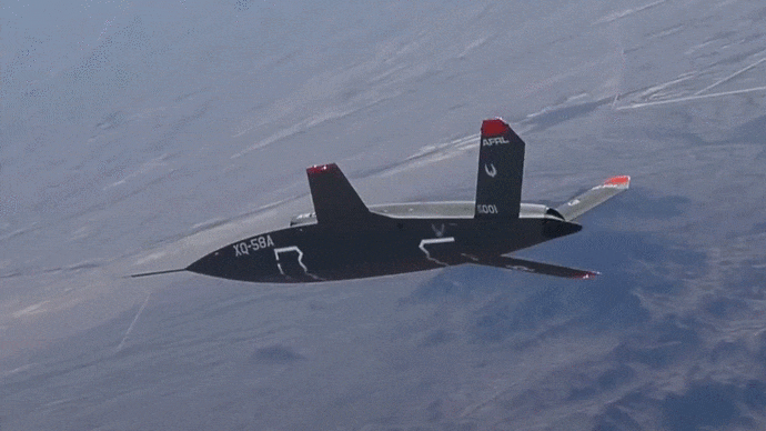 БПЛА Kratos XQ-58 Valkyrie в полете (анимация).