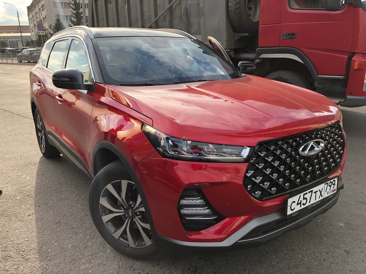 Chery Tiggo 7 PRO.  Кстати, стоит отметить, что он стал длиннее на 68 мм  предыдущего Tiggo 7 (4500 мм), так же увеличилась колесная база на 20 мм  (2670 мм).  Дорожный просвет составляет 190 мм.
