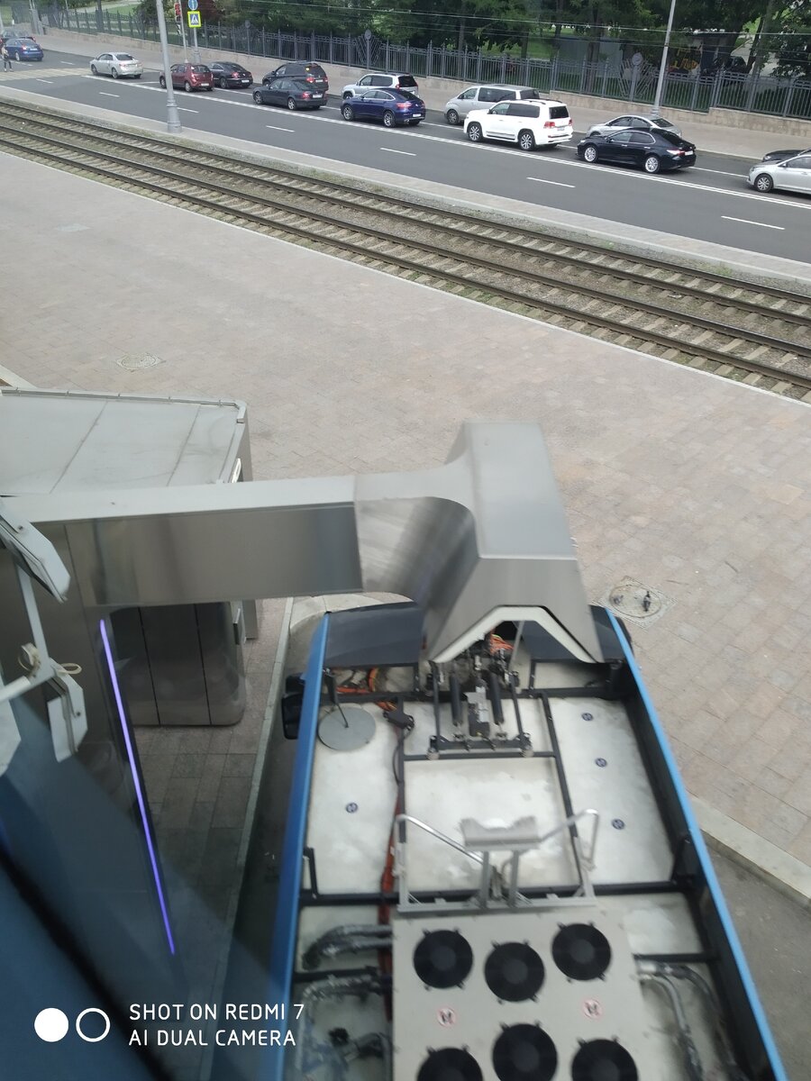 Зарядка электробуса. Снято из вагона монорельса.Личное фото.