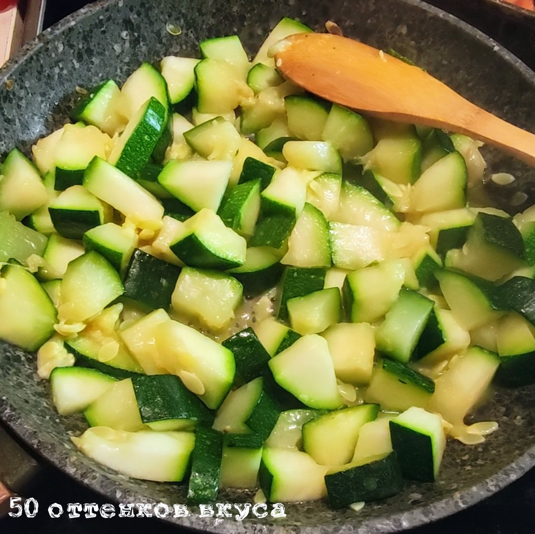Жареные кабачки кубиками на сковороде. Жареные кабачки кубиками. Кабачки кубиками жареные на сковороде с чесноком. Жареные кабачки кубиками на сковороде. Кабачки жареные на сковороде.