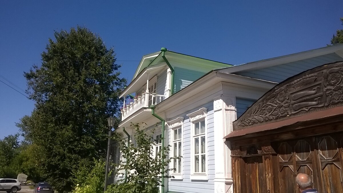 Дом с резными воротами
