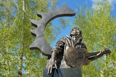 Памятник виктору цою барнаул. Памятник Цою в Барнауле. Памятник Виктору Цою. Памятник Виктору Цою (Окуловка). Памятник Цою в Алматы.