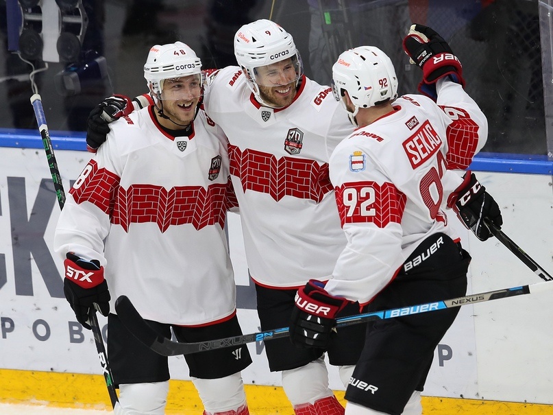 Рид Буше #48, Корбэн Найт #9, Иржи Секач #92