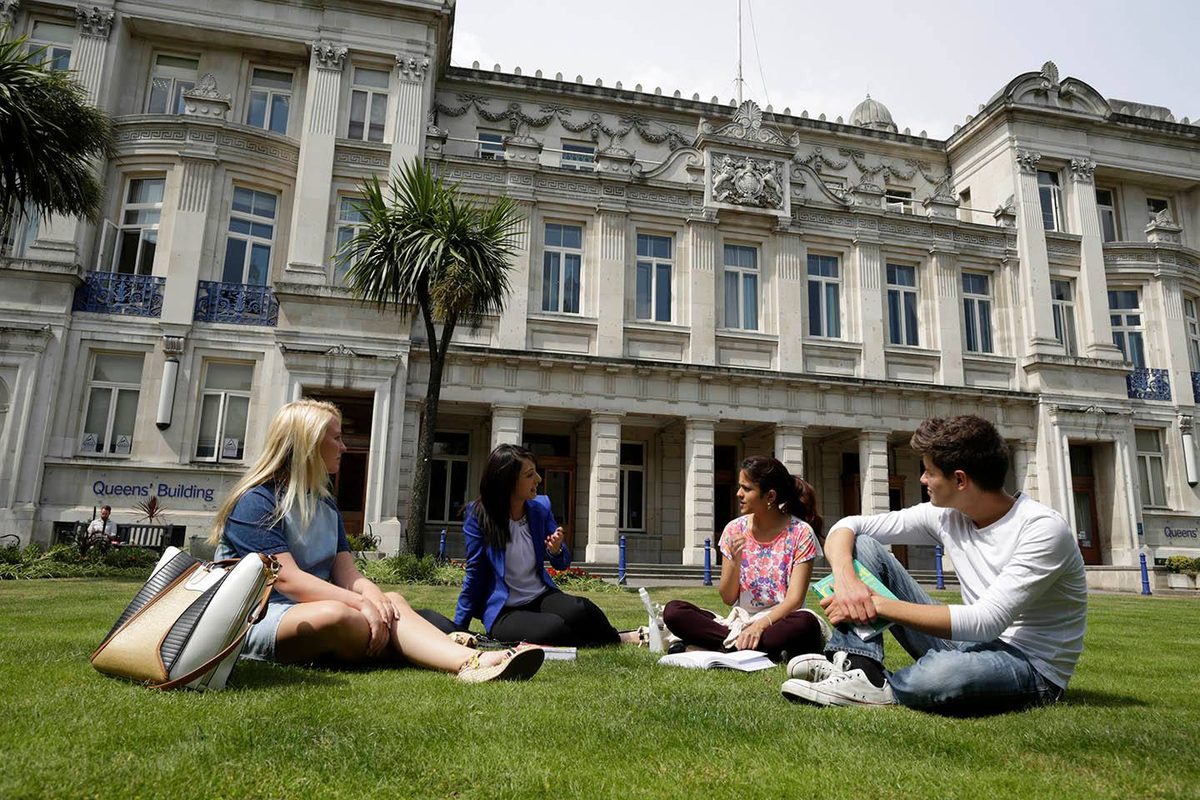 Институт королевы Марии Лондон. Queen Mary University of London известные выпускники.