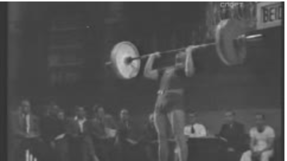 Иван Удодов выполняет жим на Олимпийских Играх в Хельсинки, 1952г. Фото: Яндекс.Картинки