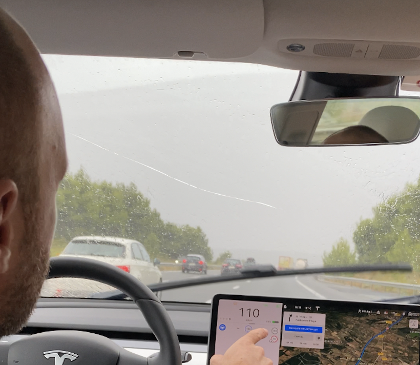 Трещина мешает обзору, да и просто если есть КАСКО надо менять