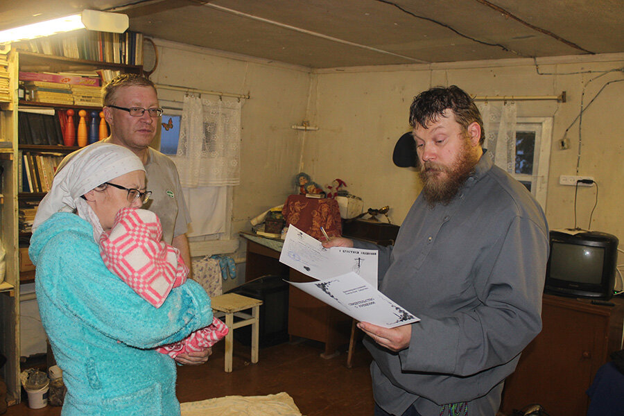 О. Алексей Григорьевич выдает свидетельства о крещении