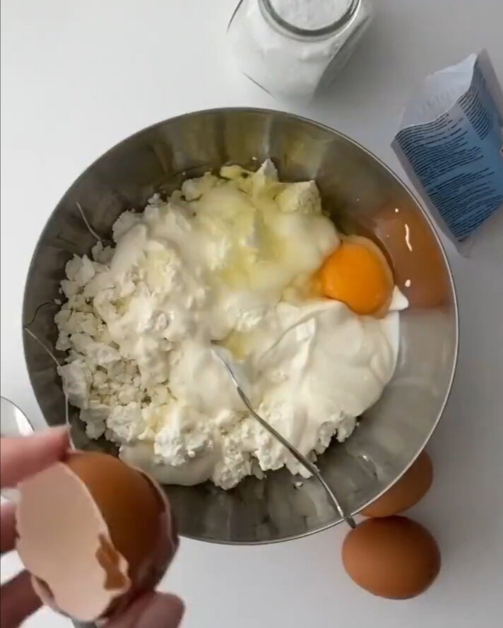 Добавляем сметану 300гр (у меня 15%жирности), и яйца 3 шт