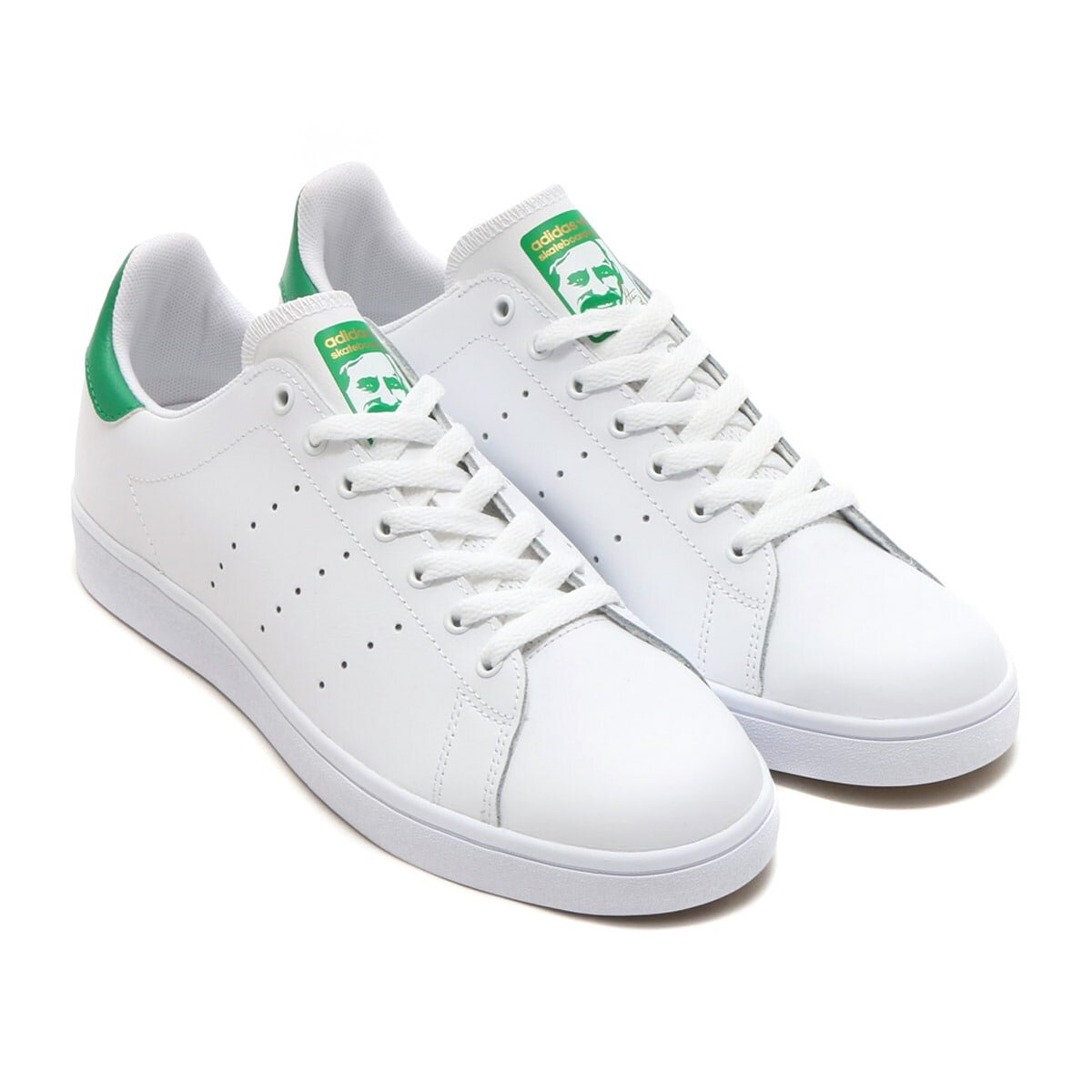 Успех adidas Stan Smith объясняется простотой и универсальностью дизайна. Эти кроссовки можно сочетать буквально со всем - джинсы, платья, плащи и тд. Данная модель является вдохновением для многих люкс-брендов, например Gucci модель Ace.