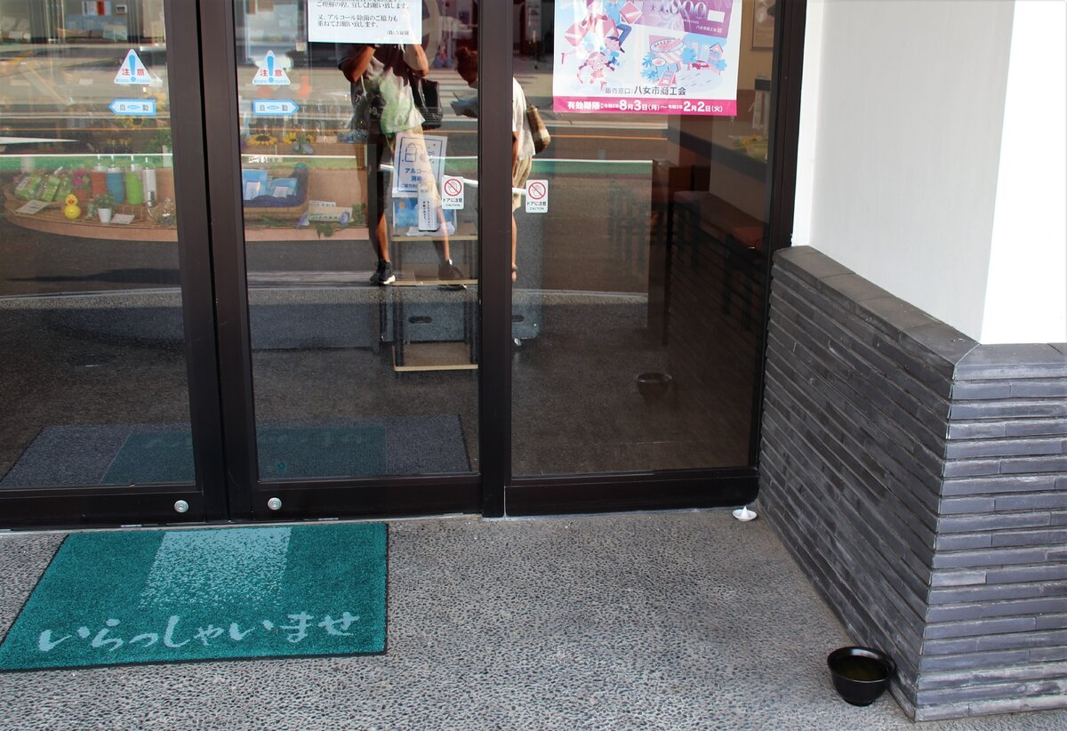 Перед входом в магазин чая