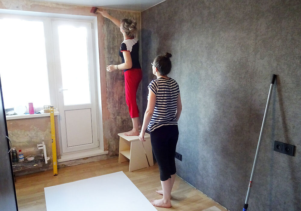 Клеим обои...