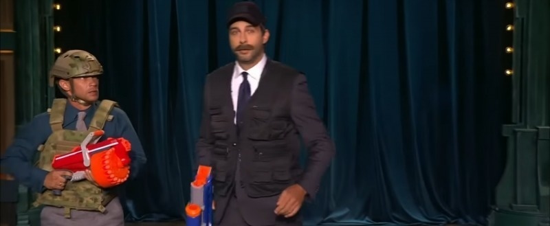 Иван Ургант и его новая реприза. Картинка взята из источника: https://mediabrest.by/news/politika/urgant-sparodiroval-lukashenko-i-rassekretil-mayka-i-nika-video.