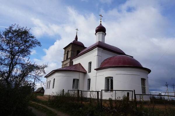 Каменный Воскресенский храм, построенный в Захарьино в 30-е годы XVIII века, не был первой церковью, возведенной в селе.