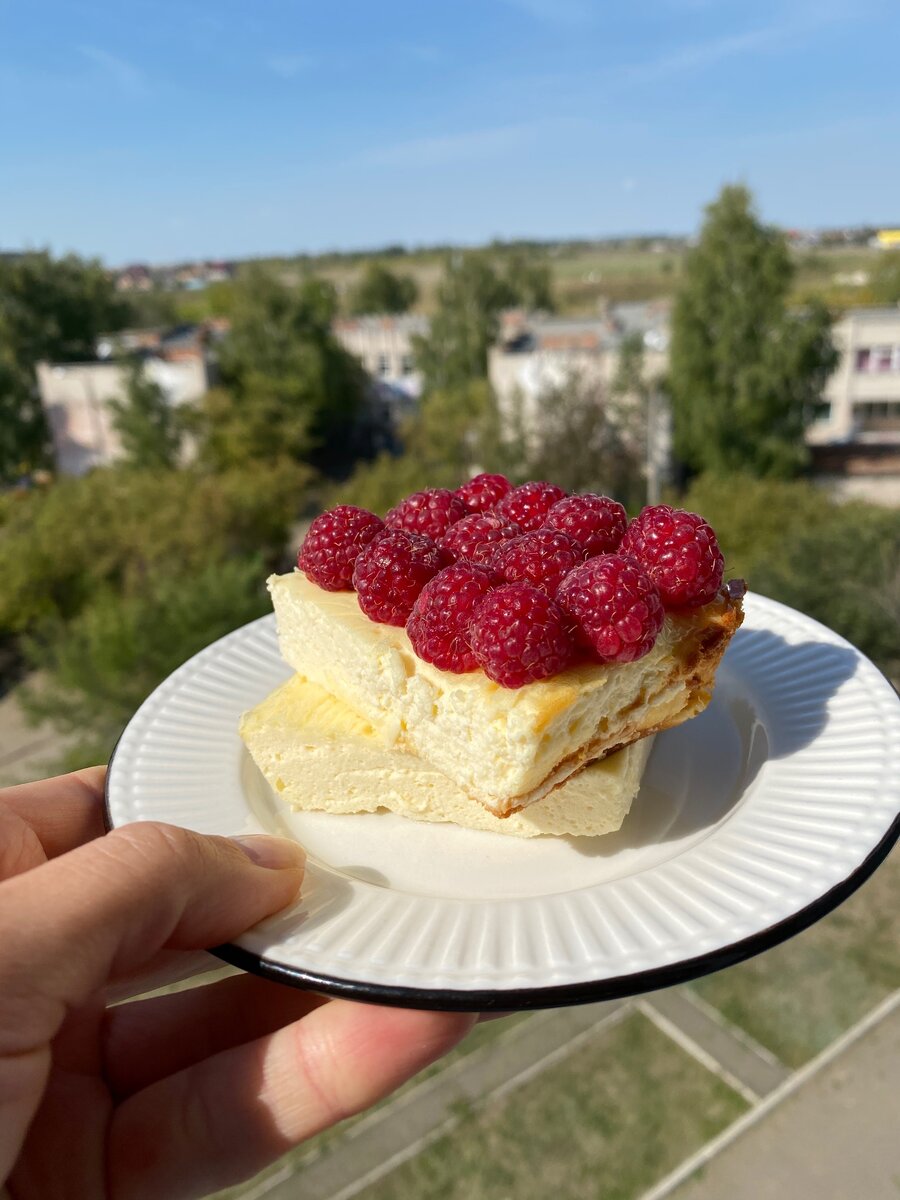 Запеканка из творога, кефира и ягодами в духовке