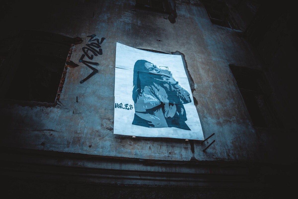 обтянуть табурет тканью и поролоном. обтянуть спинку кровати тканью. перетянуть изголовье кровати. кровать с мягким изголовьем. розетка встроенная в тумбочку.