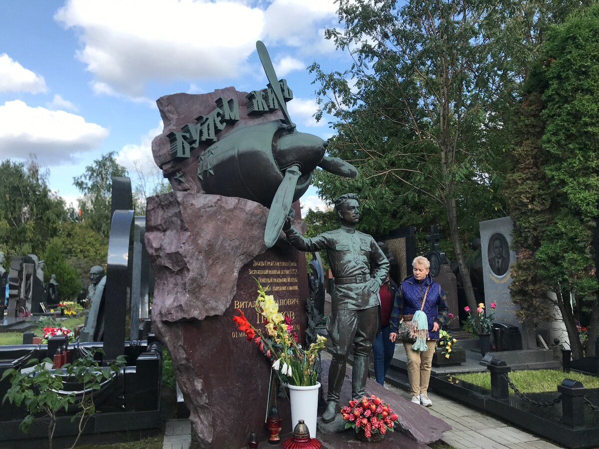 Могила ширвиндта на новодевичьем кладбище фото. Могила Ильюшина Новодевичье кладбище. Памятник Лановому на Новодевичьем кладбище. Новодевичье кладбище ту 144 ля-Бурже магила. Новодевичье кладбище аллея актеров.