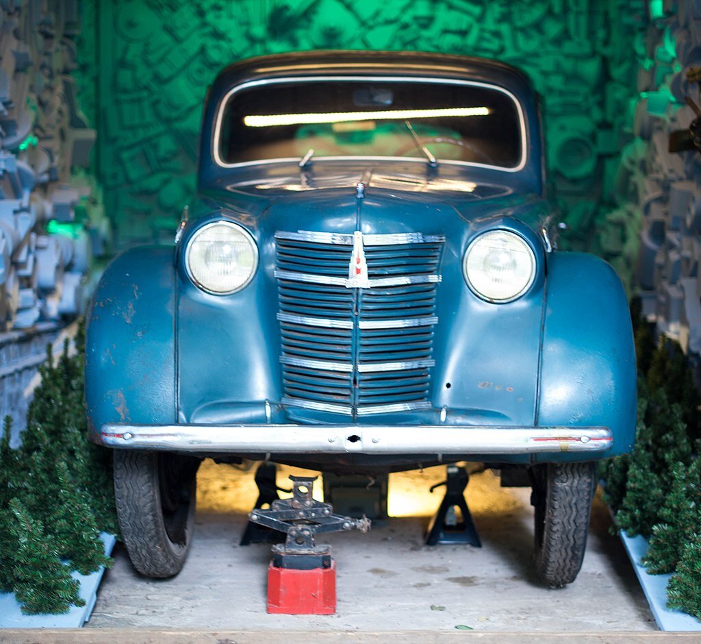 Автомобиль Пришвина, установленный в его Доме-музее