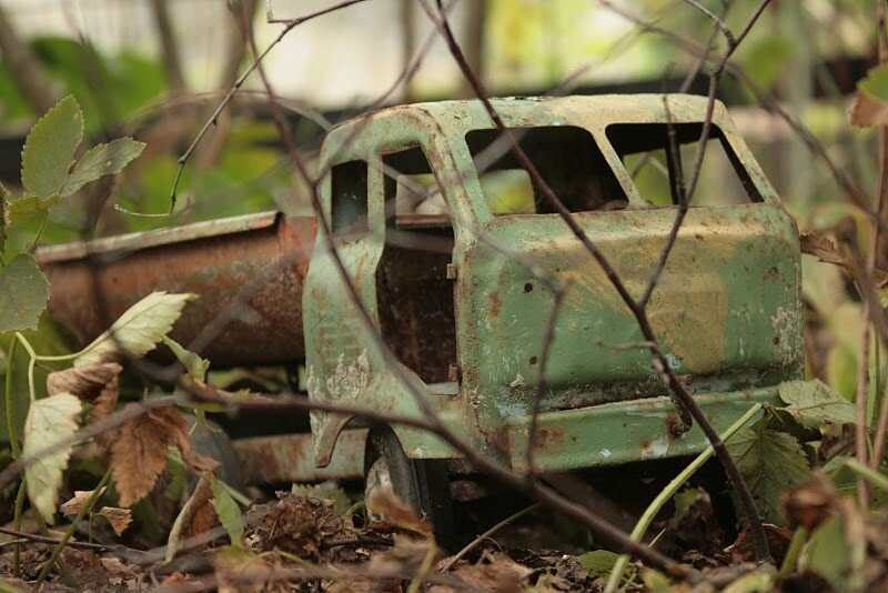 Заброшенные автомобили в лесу