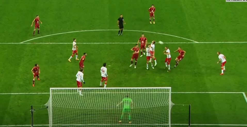 Кутепов первый на мяча, но почему-то убирает голову в последний момент