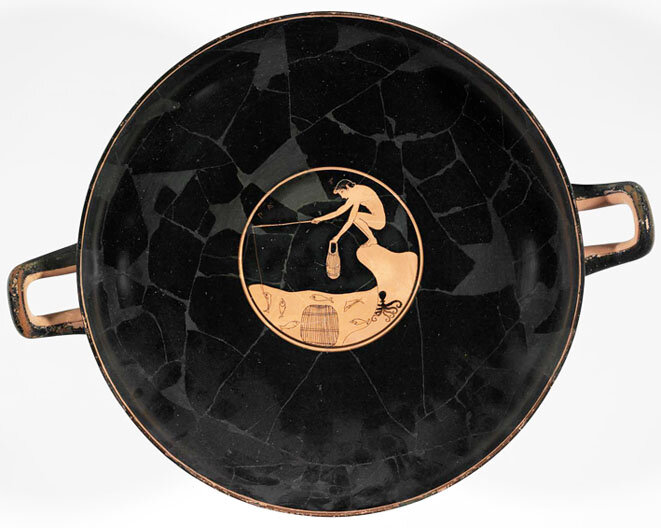 Греция, Аттика, поздний архаический период, ок. 510–500 до н.э.,  Керамика, диаметр 27,7 см. Источник - https://collections.mfa.org/objects/153702