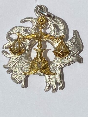 Кулон "Весы" из родированного серебра с позолотой