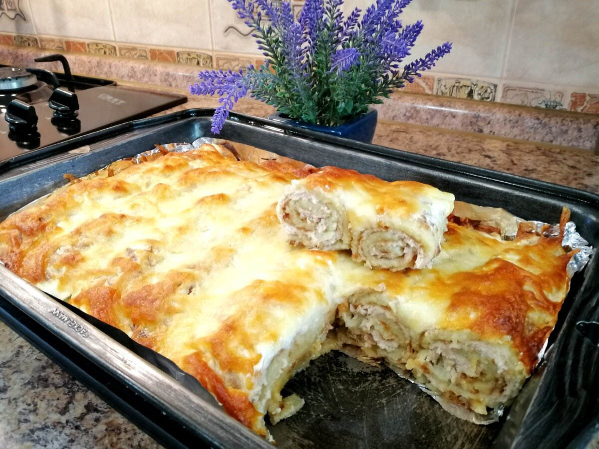 Привет, Друзья! Что бы такого вкусного приготовить из обычной картошки и фарша, если уже все приелось? Сделайте эту вкуснятину-картофельные рулетики с Фаршем, запечённые в духовке под золотистой сырной корочкой! Вы влюбитесь в этот рецепт! Просто, но как вкусно!
Рецепт:
картофель 1 кг. (вес неочищенного)
лук 1 крупный или несколько мелких
чеснок 3-4 зуб.
соль, перец по вкусу
яйцо 1 шт.
сметана 1 ст л.
мука 100 гр. (возможно больше, если блинчики рвутся)
растительное масло для жаркифарш любой 700-800 гр.
соль, перец по вкусу
паприка сладкая
лук 1 шт.
чеснок 1 зуб.сметана для намазывания блинчиков сверху 4-5 ст. л.
сыр твердый 150 гр.Приятного аппетита!

