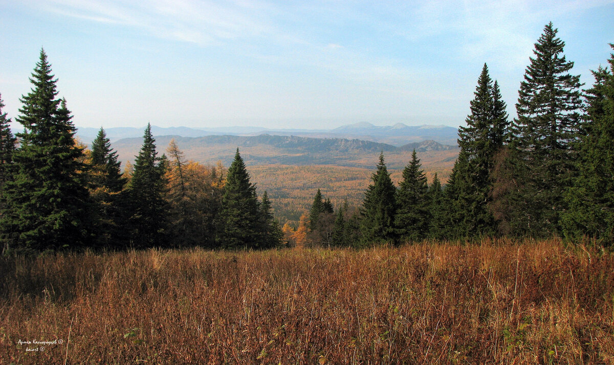 Хребты Бакты и Зигальга с Большого Иремеля. Фото: KAIART