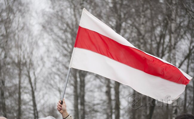 Национальный флаг Беларуси, так же официальный флаг в Беларуси 1991-1995 и БНР 1918-1919