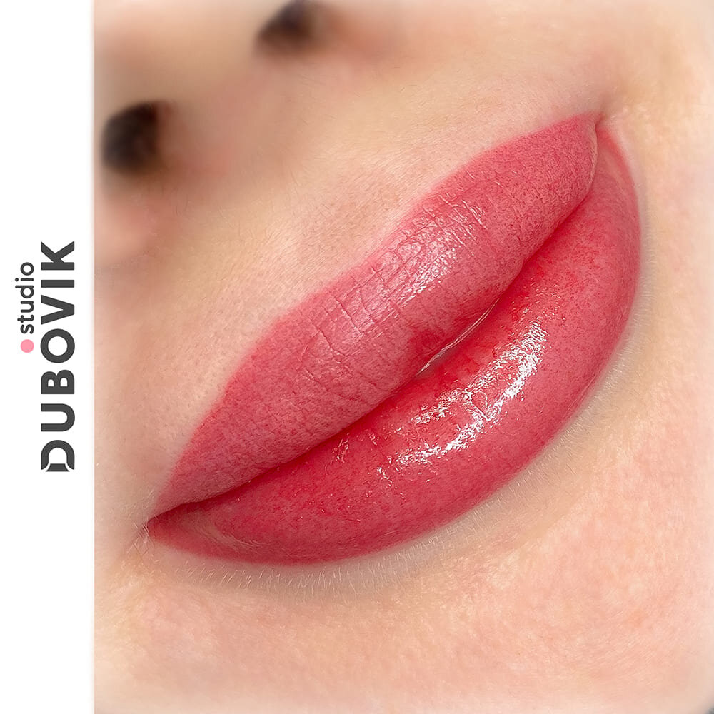 помадный татуаж губ. татуаж губ помадный эффект. перманентный макияж губ. перманент губ акварельная техника цвета. акварель перманент губ.