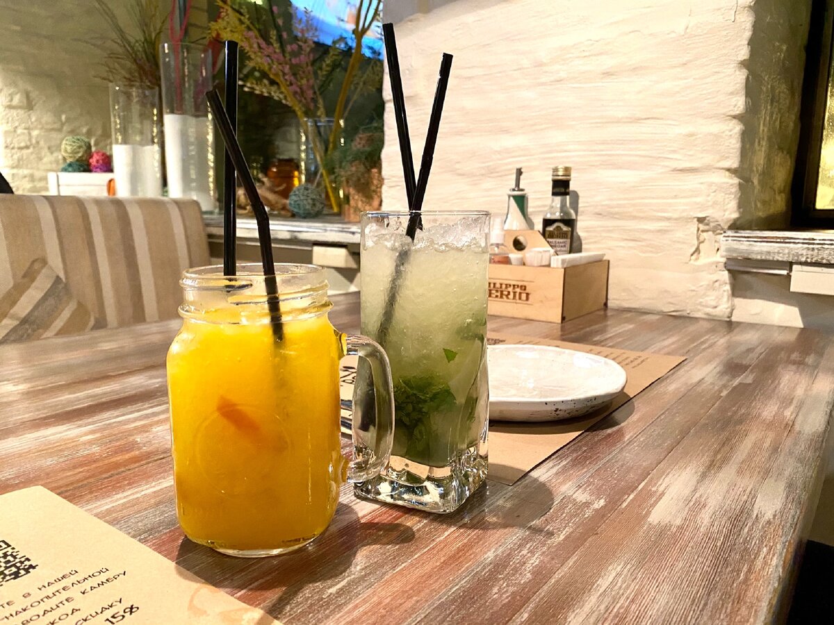 Из напитков мы заказали лимонад манго-апельсин (или мандарин..) и мохито безалкогольный. Я уже и забыла, что где-то в лимонады насыпают столько мелкого льда, что пить невозможно, он все время попадает в трубочку. Даже и не вспомню, где и когда с таким сталкивалась.